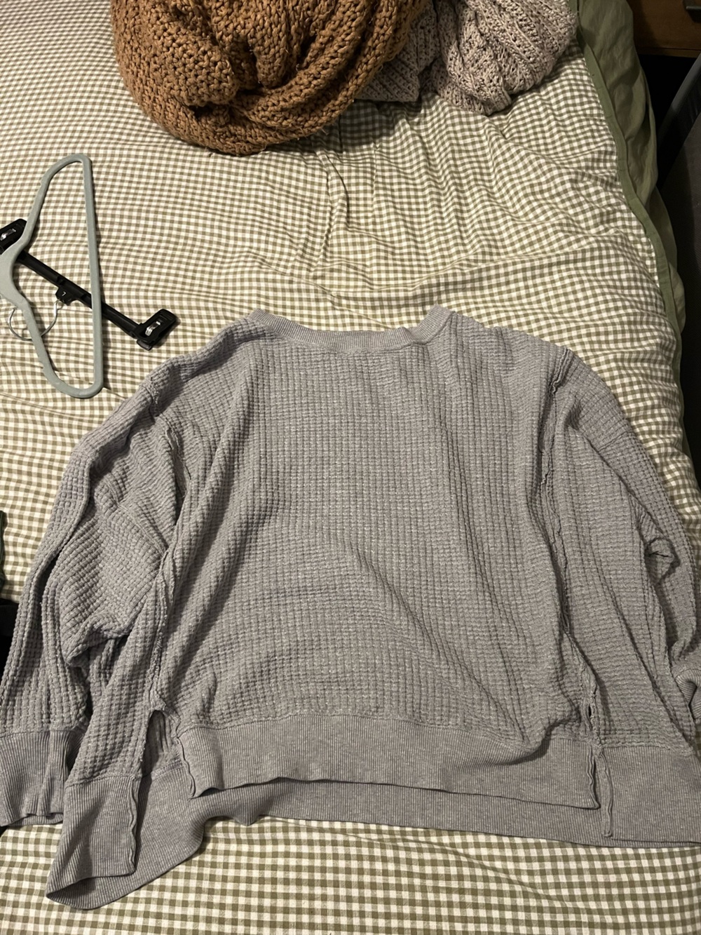 American Eagle Outfitters Light Gray Waffle Knit crewneck big hug sweatshirt